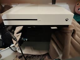 Xbox One S 500 GB med 2 handkontroller + 3 spel
