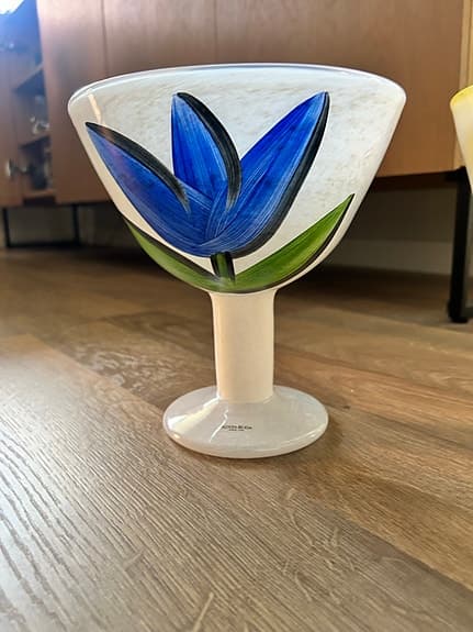 Kosta Boda skålar på fot i glas