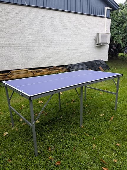 Blått pingisbord hopfällbart