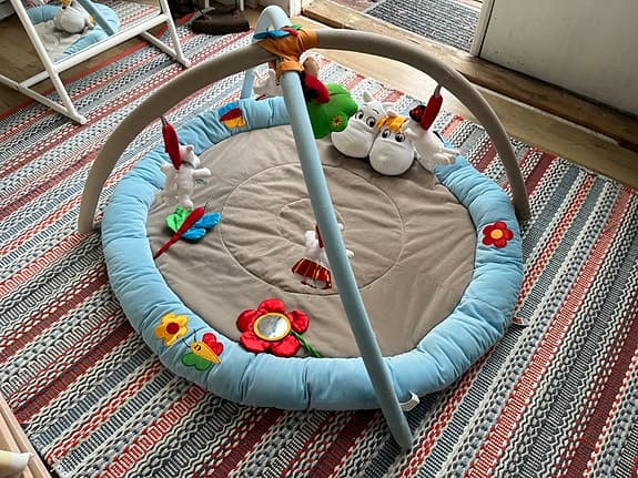 Mumin babygym lekmatta med hängande leksaker