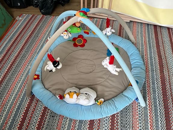 Mumin babygym lekmatta med hängande leksaker