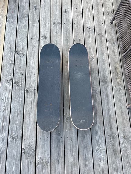 Två skateboards,  bla sweet skate med löv