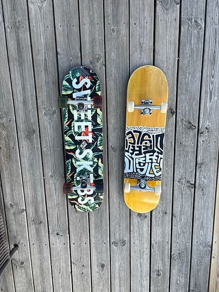Två skateboards,  bla sweet skate med löv