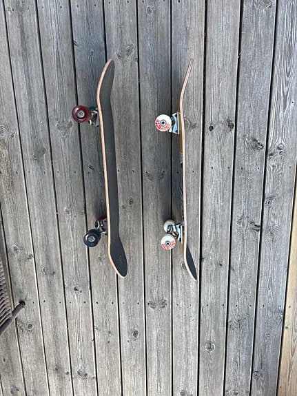 Två skateboards,  bla sweet skate med löv