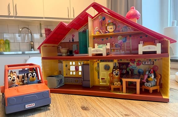 Bluey Celebration Home med bil och 6 figurer