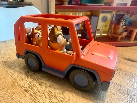 Bluey Celebration Home med bil och 6 figurer
