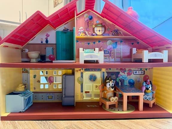 Bluey Celebration Home med bil och 6 figurer