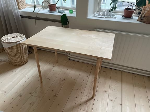 Skrivbord i massiv såpskurad björk
