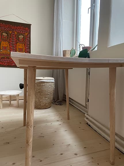 Skrivbord i massiv såpskurad björk