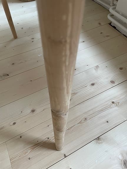 Skrivbord i massiv såpskurad björk