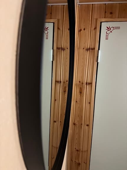 Rund spegel med svart ram