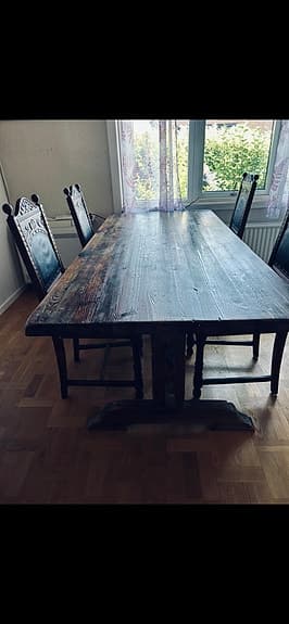 Äldre matbord i massivt trä med 4 stolar