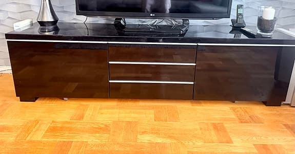 Hörn soffa soffa bord och matta.tak lampa och mat bord glas