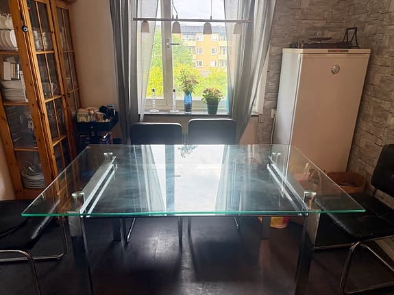 Hörn soffa soffa bord och matta.tak lampa och mat bord glas