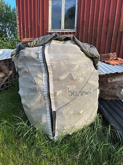 Björkved i säck och blandved/spillbitar i korgar