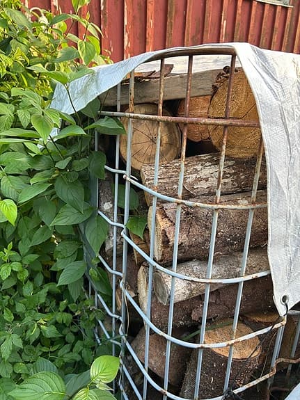 Björkved i säck och blandved/spillbitar i korgar