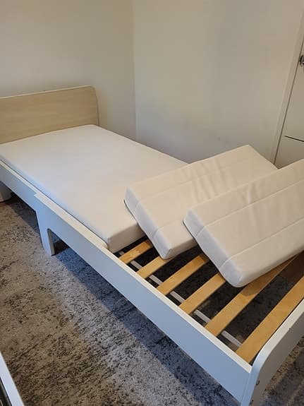 IKEA utdragbar barnsäng vit trä