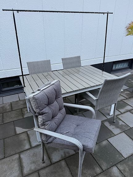 Matgrupp utebord med 4 stolar grå och dynor