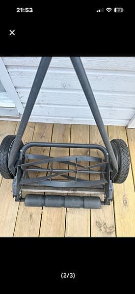 Handdriven gräsklippare svart