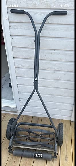 Handdriven gräsklippare svart