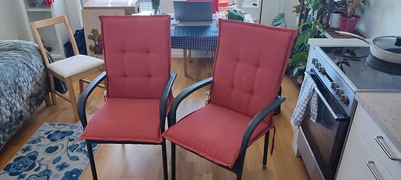 2 balkongstolar i rottingstil med dynor – 390 kr