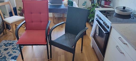 2 balkongstolar i rottingstil med dynor – 390 kr