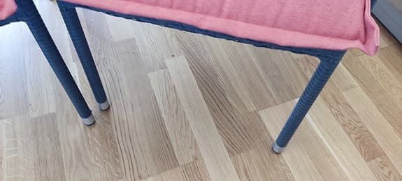 2 balkongstolar i rottingstil med dynor – 390 kr