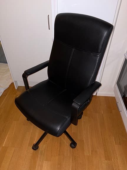 Höj- och sänkbar svart kontorsstol IKEA