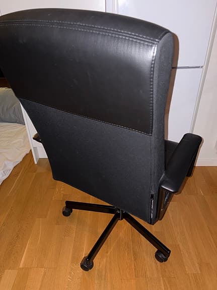 Höj- och sänkbar svart kontorsstol IKEA