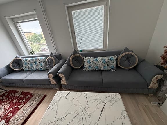 Grå soffgrupp med 2 soffor och 2 fåtöljer(bäddsoffor med förvaring )