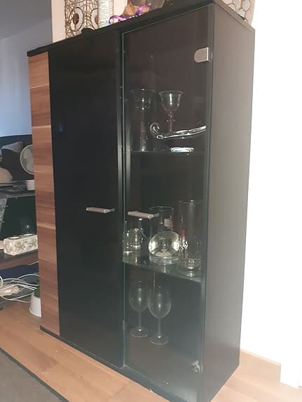 Byrå med glas skivor