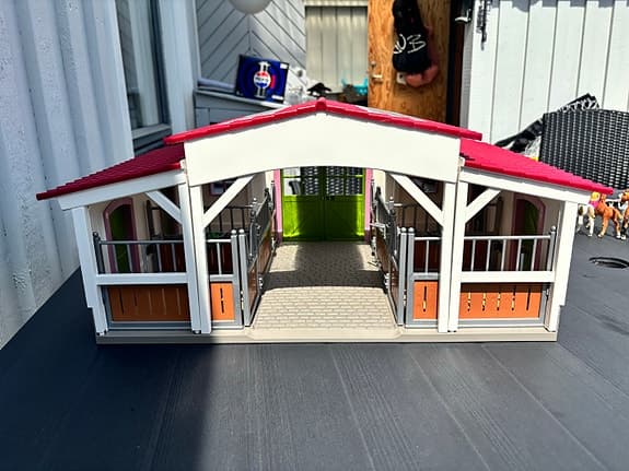 Schleich stall / bondgård med djur och figurer