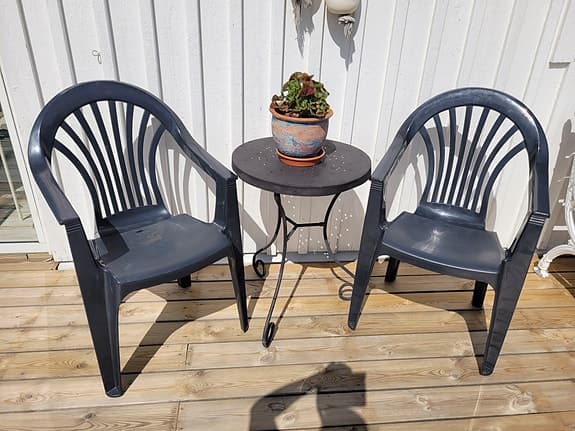 Utebord med två plaststolar svart