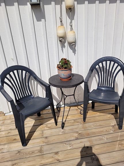 Utebord med två plaststolar svart