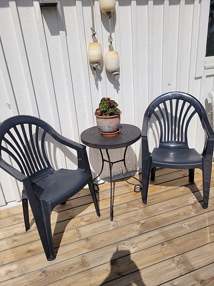 Utebord med två plaststolar svart