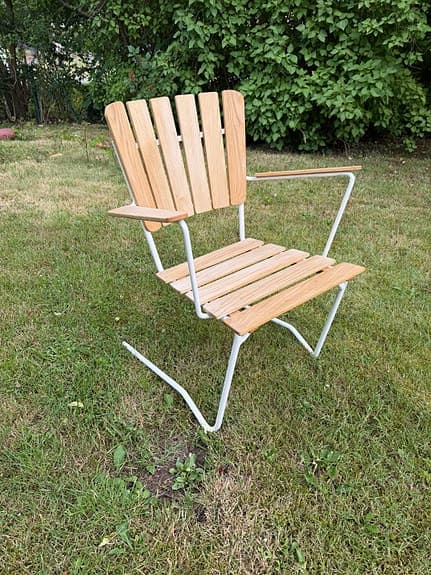 Nyrenoverade trädgårdsmöbler i retrostil (50–60-tal)