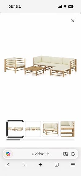 Hörnbäddsoffa i bambu med bord och beige dynor