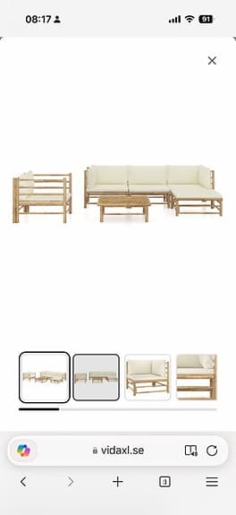 Hörnbäddsoffa i bambu med bord och beige dynor