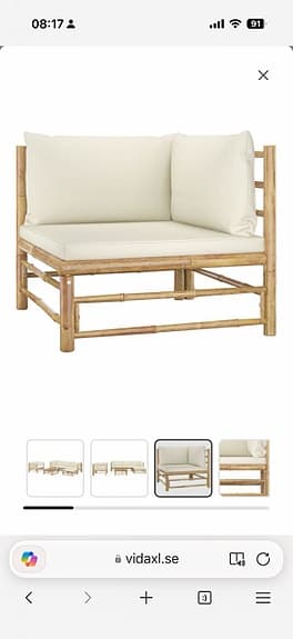 Hörnbäddsoffa i bambu med bord och beige dynor