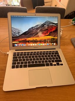 Apple MacBook Air 13 tum + Magic Mouse