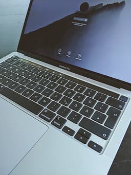 MacBook Pro 13" 2020 – i5, 16GB, 512GB, nyskick