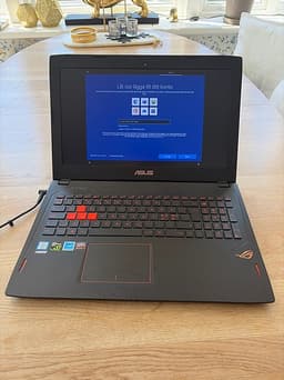 Asus ROG gaming laptop 17 tum svart