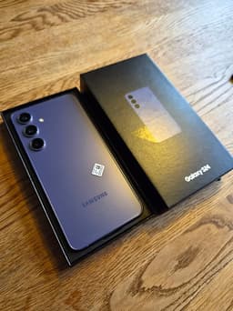 Samsung Galaxy S24 128GB (Cobalt Violet) – Komplett i nyskick + extra tillbehör!