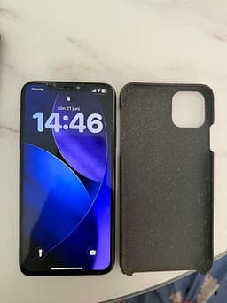 iPhone 11 pro Max 256gb med spricka på baksidan med skal och laddare ev byta