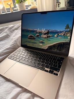 MacBook Air 13” M4 (2025) - 16 GB RAM / 256 GB SSD - Starlight - Nyskick