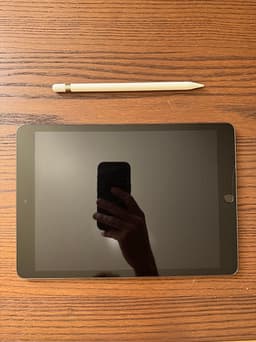 Apple iPad 9th Gen surfplatta 64 GB samt Apple Pencil