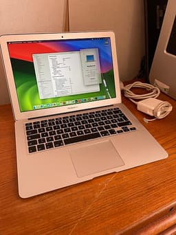 MacBook Air 13" toppmodell  i7 /8gb /256 ssd, OS14 Sonoma, inkl ladd+batt.