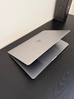 Apple MacBook Pro 16" laptop grå