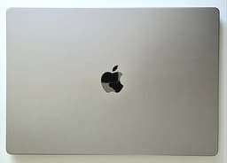 MacBook Pro 16” M1 Pro – 32 GB RAM, 1 TB SSD + laddare och fodral
