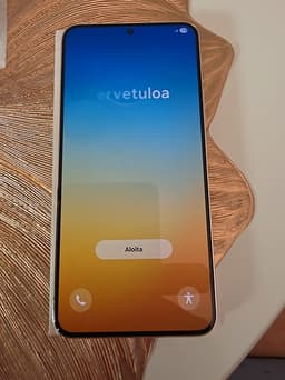 Samsung Galaxy S22+ mobil 128 GB i ljus guldrosa färg.